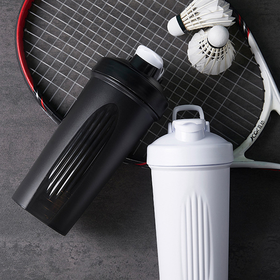 Large capacity sports shake cup