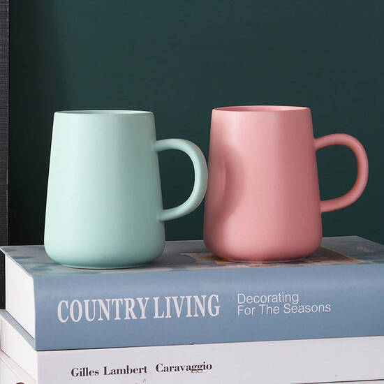 Belly-shaped ceramic mug