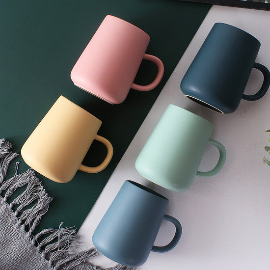 Belly-shaped ceramic mug
